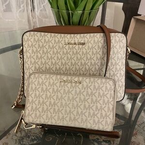 Michael kors crossbody set
